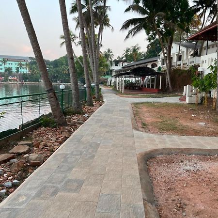 Jaladarshini Lakeside Gardens Bed & Breakfast Kollam Bagian luar foto