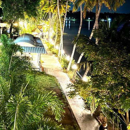 Jaladarshini Lakeside Gardens Bed & Breakfast Kollam Bagian luar foto