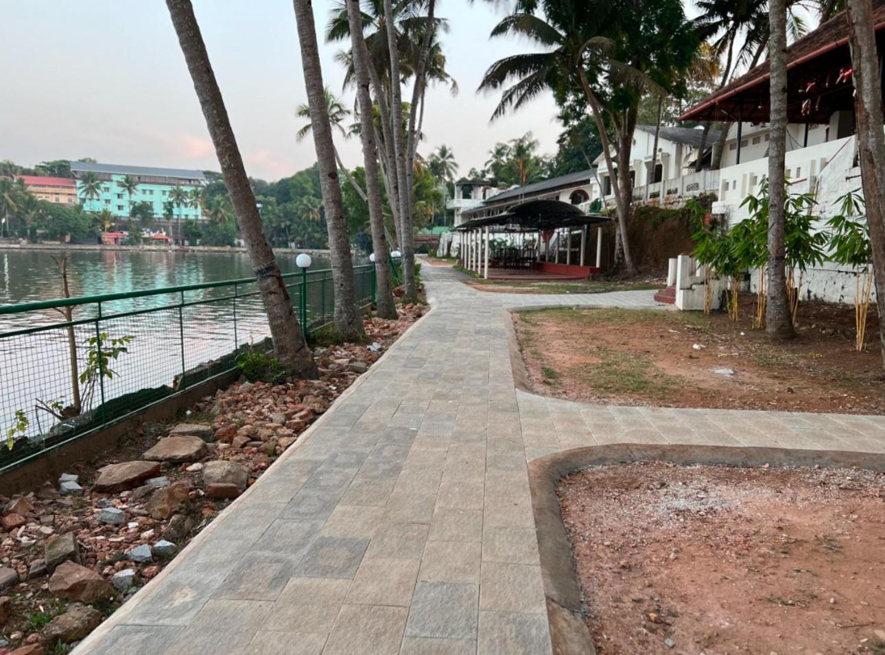 Jaladarshini Lakeside Gardens Bed & Breakfast Kollam Bagian luar foto
