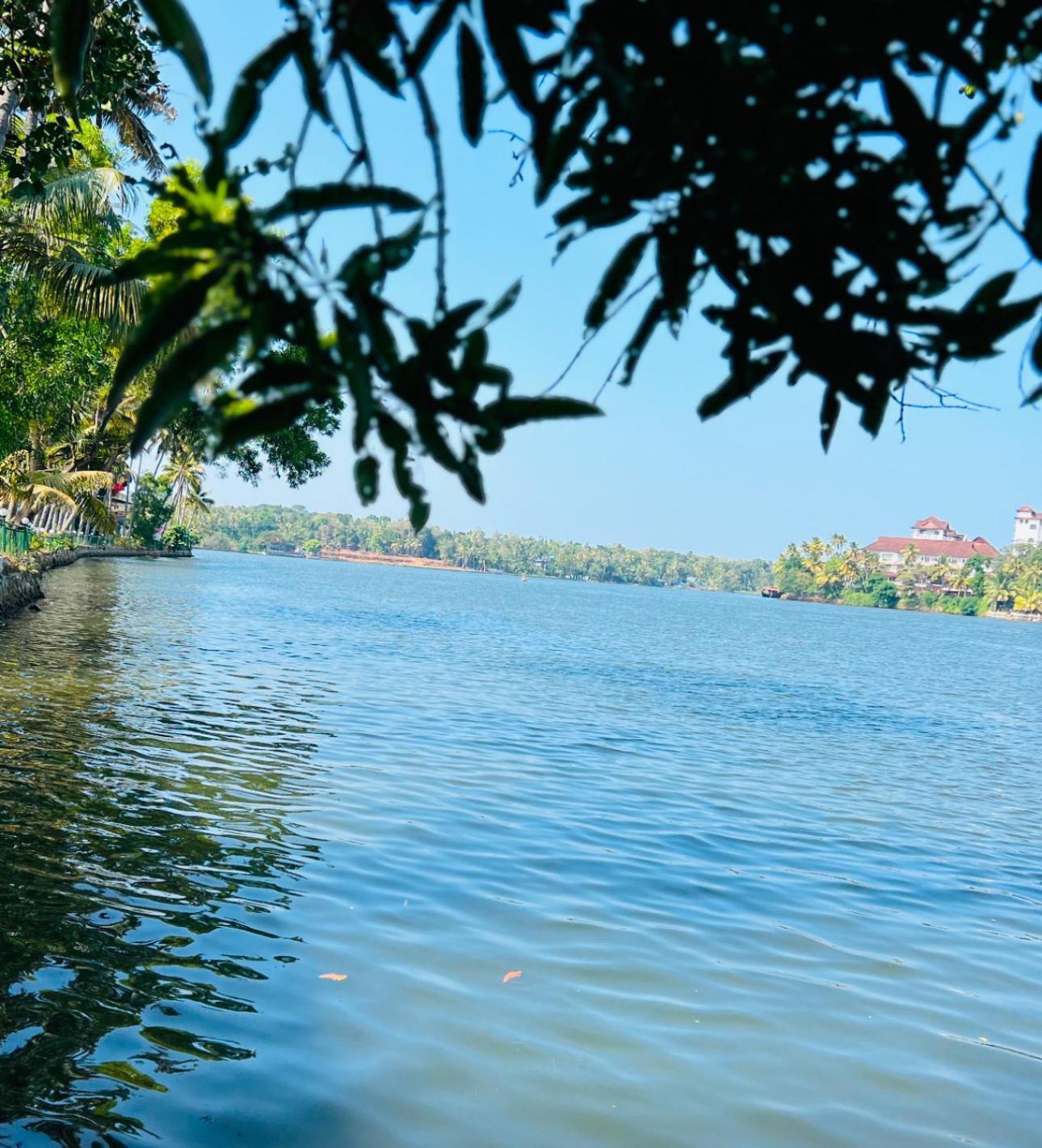Jaladarshini Lakeside Gardens Bed & Breakfast Kollam Bagian luar foto
