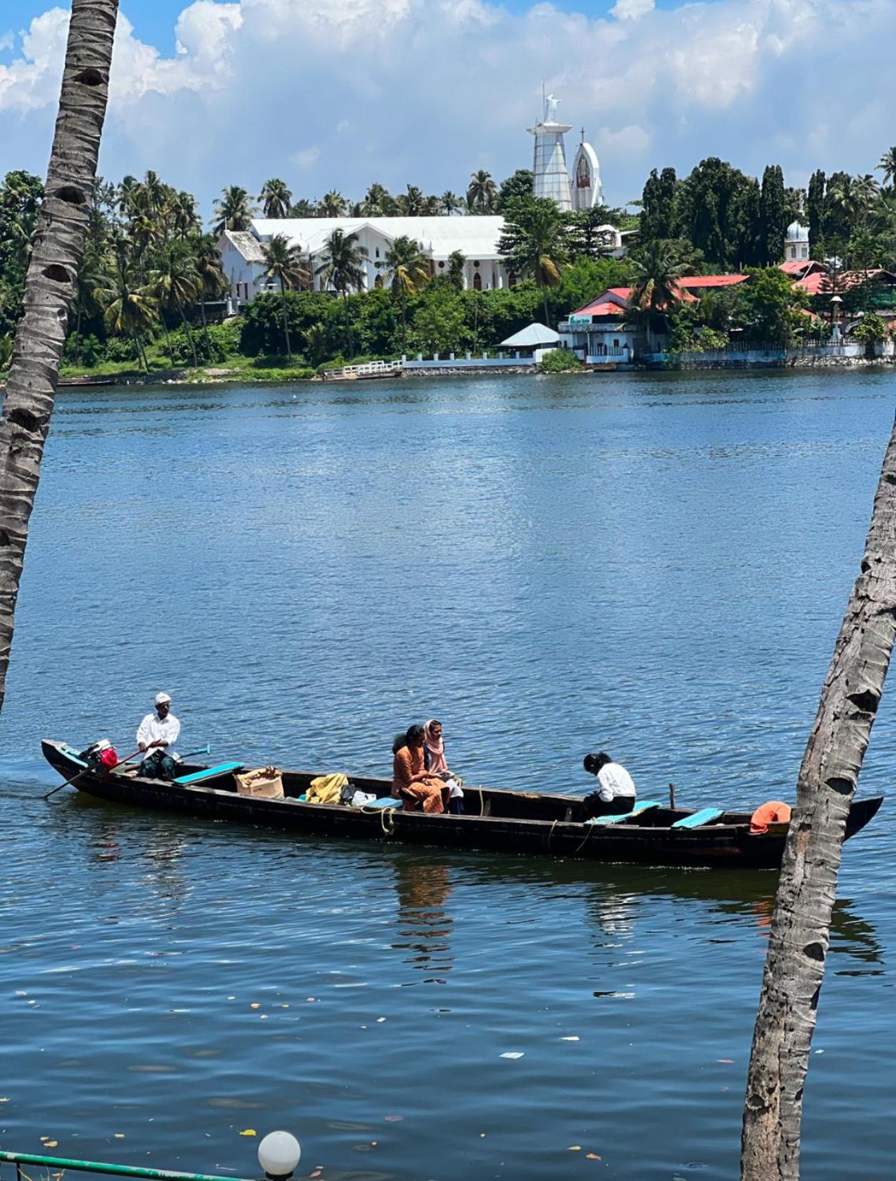 Jaladarshini Lakeside Gardens Bed & Breakfast Kollam Bagian luar foto
