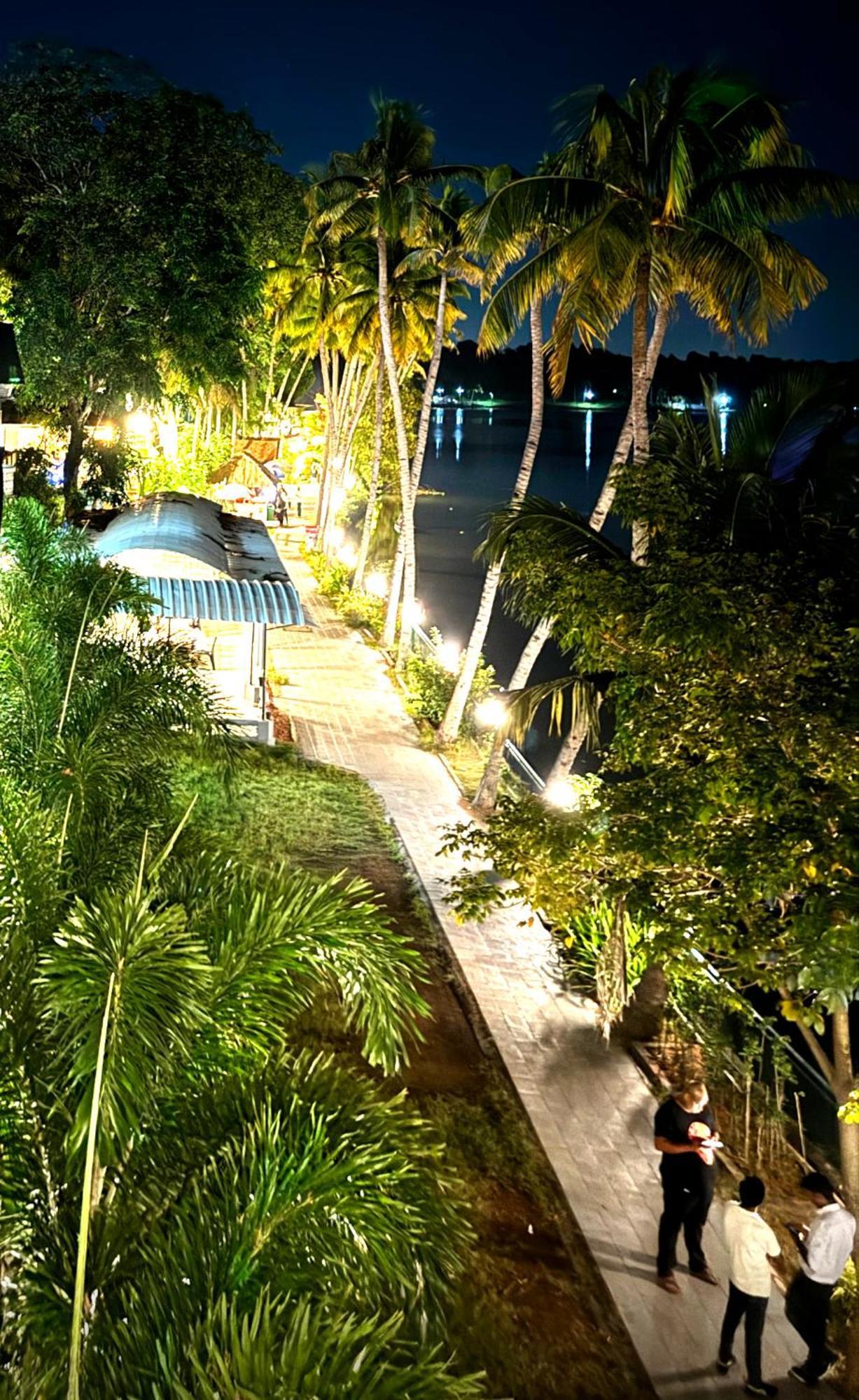 Jaladarshini Lakeside Gardens Bed & Breakfast Kollam Bagian luar foto